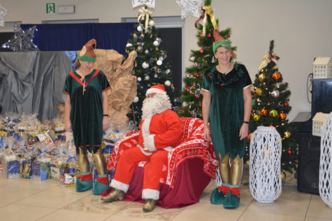 Święty Mikołaj z elfami w Psoni