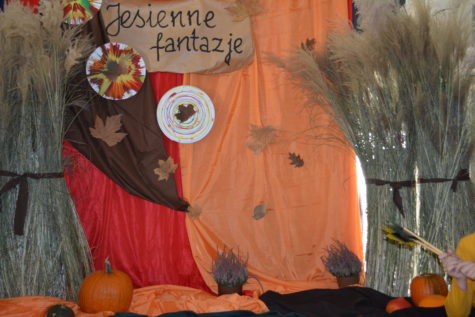 Na zdjęciu widać dekorację jesienną zrobioną z liści, traw, wrzosu i dyni.