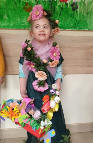 Na zdjęciu Marysia przebrana za Panią Wiosnę z koszyczkiem pełnym kwiatów.