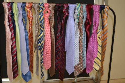 Na zdjęciu dużo kolorowych wiszących krawatów.