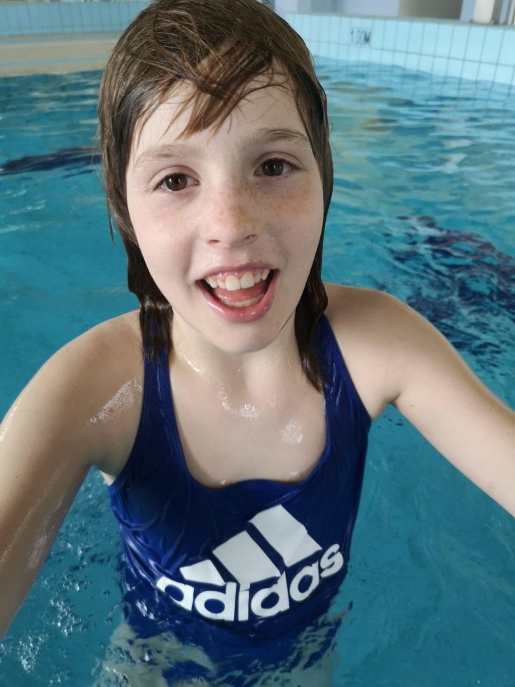Na zdjęciu Roksana na basenie w stroju kąpielowym.