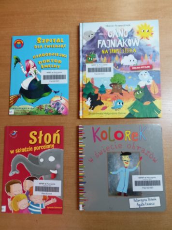 Na zdjęciu widać cztery kolorowe książeczki dla dzieci.