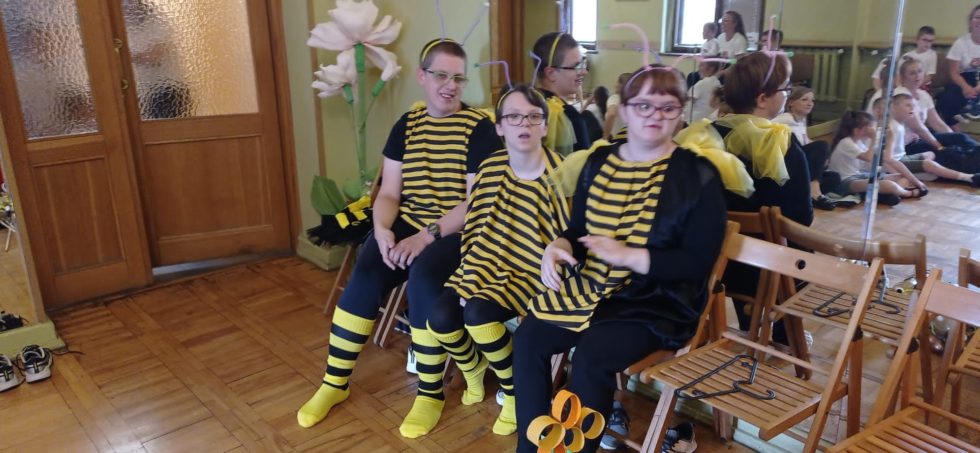 Na zdjęciu Adrian, Irena, Teresa  przebrani za pszczoły w oczekiwaniu na swój wystep. 