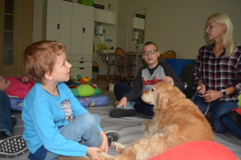 Na zdjęciu Natan i Oliwier wraz z opiekunem i psem w trakcie dogoterapii.