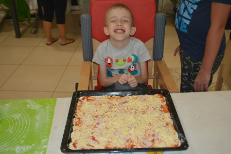 Na zdjęciu Achim z pizzą którą zrobił na wakacyjnych zajeciach.