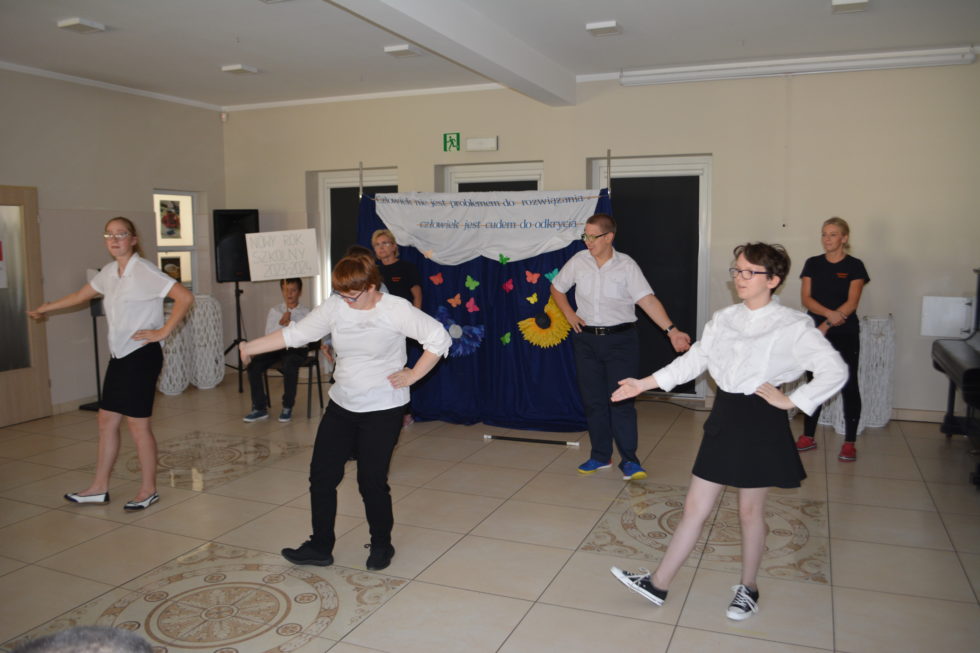 Na zdjęciu chłopcy i dziewczynki tańczą taniec z okazji rozpoczęcia roku szkolnego 2023/2024.