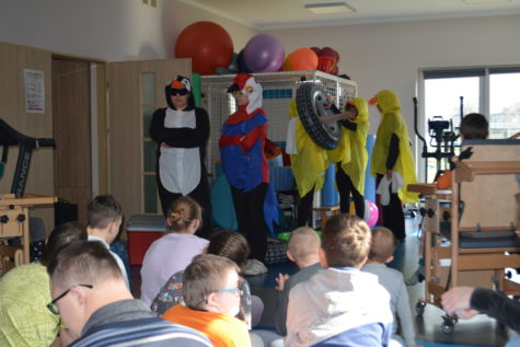 Na zdjęciu uczniowie przebrani za pingwina, papugę i kurczaki w trakcie spektaklu.
