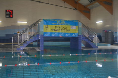 Na zdjeciu basen z torami przygotowany do zawodów pływackich.