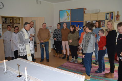 Na zdjęciu ksiądz proboszcz, ministranci oraz uczniowie w czasie wizyty duszpasterskiej w ośrodku.