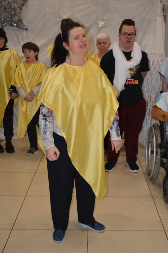 Na zdjęciu uczestnicy Świetlicy Terapeutycznej przebrani w żółte peleryny podczas występu dla seniorów.