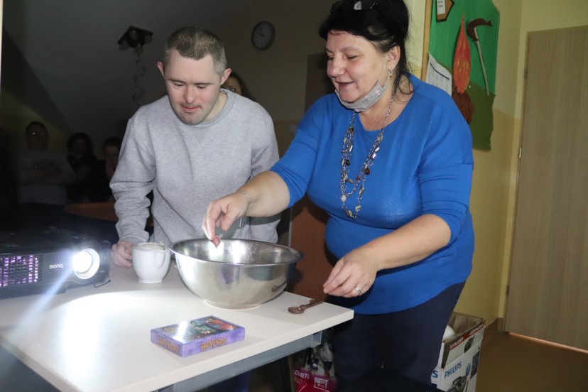 lanie wody przez dziurkę od klucza