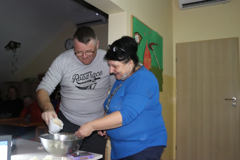 lanie wosku przez dziurkę od klucza