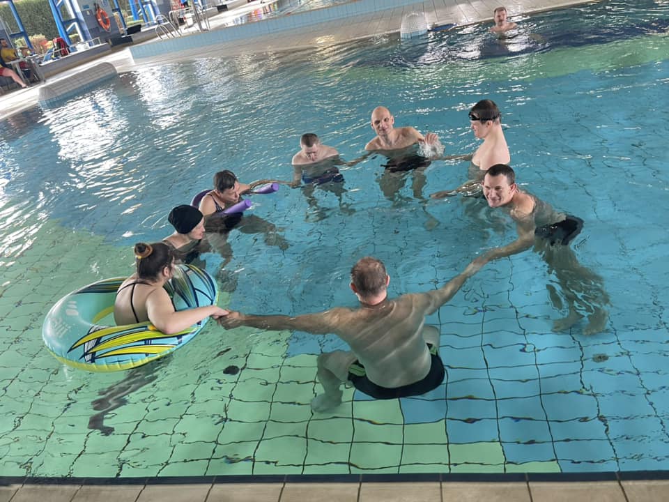 uczestnicy podczas ćwiczeń w basenie 