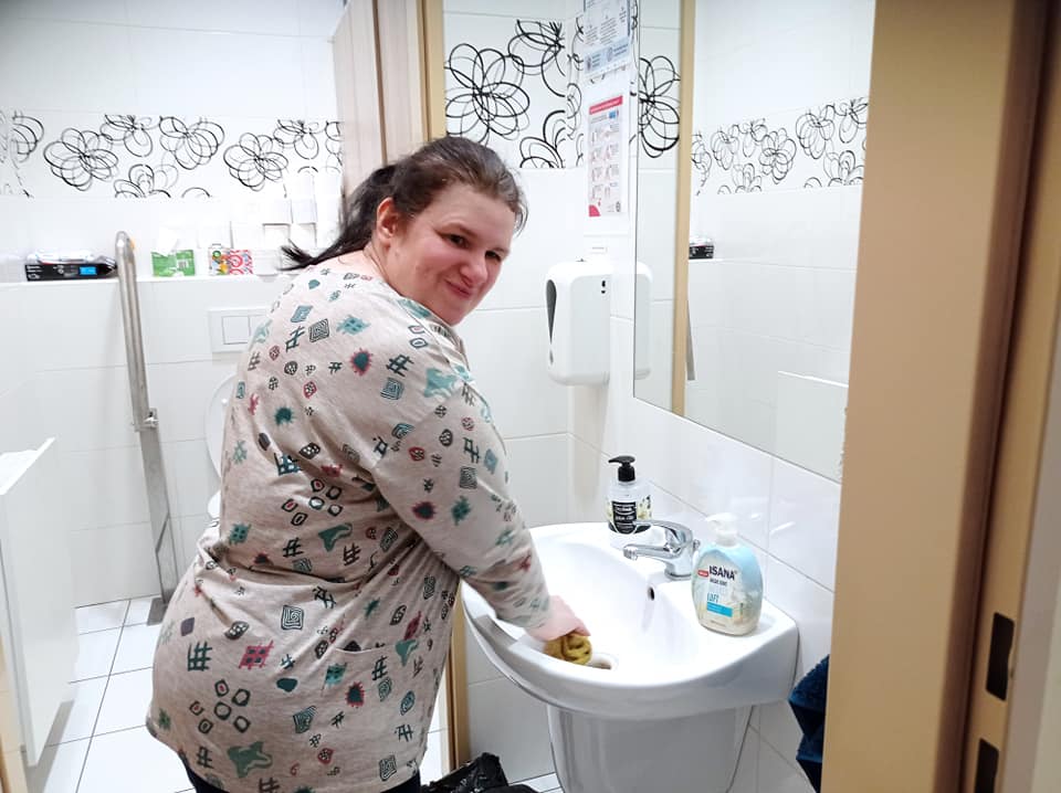 koleżanka Agnieszka sprząta umywalkę 