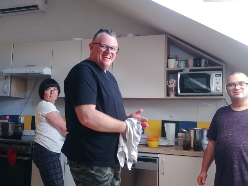 grupa sprząta w kuchni