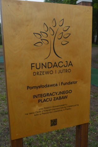 Na zdjęciu tablica informacyjna fundatora przy placu zabaw.