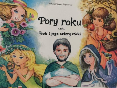 Na zdjęciu strona tytułowa książki Pory roku czyli Rok i jego cztery córki. Obrazek przedstawia cztery kobiety wiosnę lato jesień i zimę oraz mężczyznę czyli Rok.