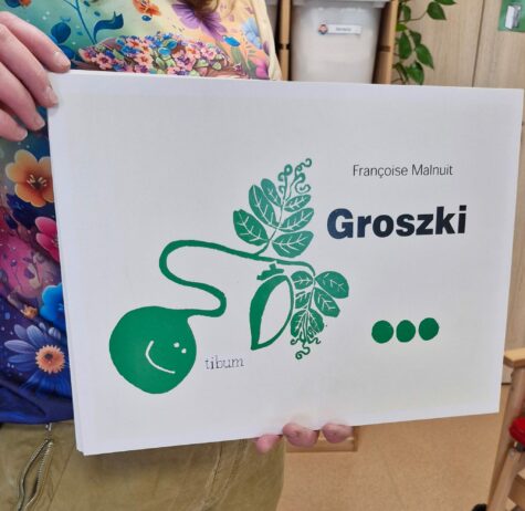 Na zdjęciu strona tytułowa opowiadania. Na obrazku namalowany jest zielony groszek oraz umieszczony tytuł i autor.