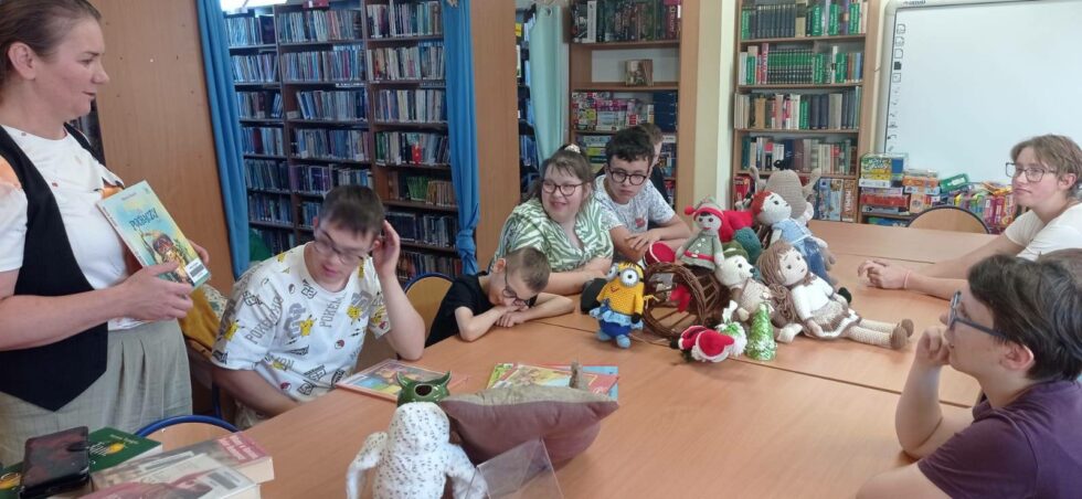 Bibliotekarka czyta dzieciom książkę.