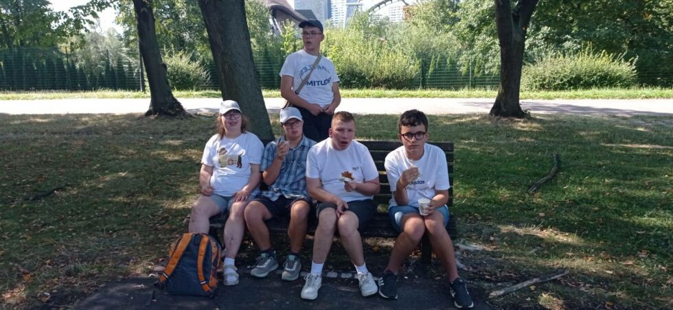 Dzieci odpoczywają na ławce.