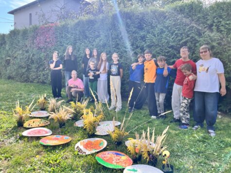 Grupa wolntariuszy na wspólnym zdjęciu z uczniami ośrodka.