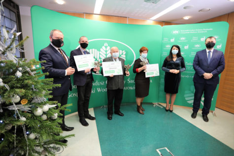 Wszyscy którzy otrzymali zielony czek na zielonym tle