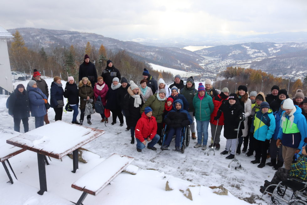 grupa na górze żar