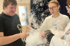 Więcej o: EKSPERYMENTY Z SUCHYM LODEM UNIWERSYTET ROZWOJU Z KATOWIC