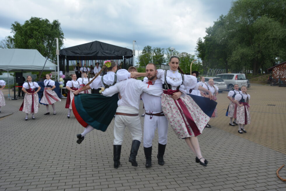 Na zdjęciu tancerze z zespołu regionalnego z Ustronia w kolorowych strojach podczas występu.