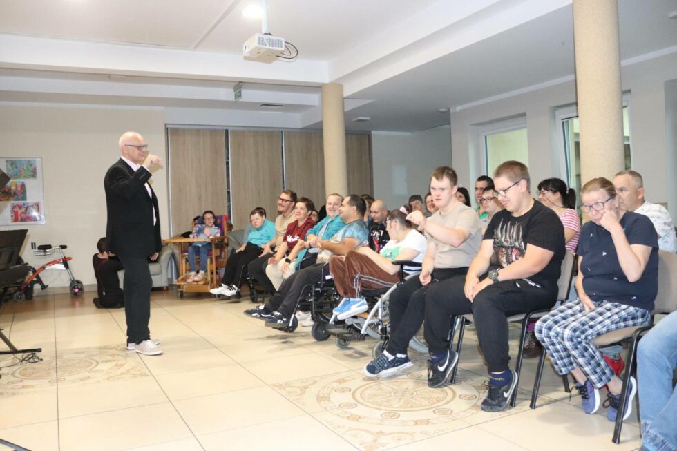 Widzowie słuchają występu muzyków