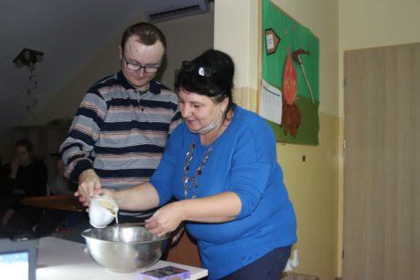 lanie wody przez dziurkę od klucza