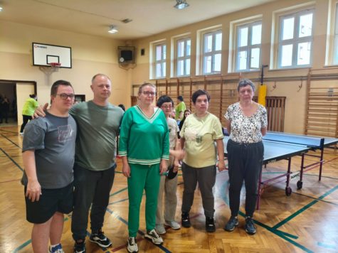 Na fotografii uczestnicy turnieju stołowego wraz zopiekunem.