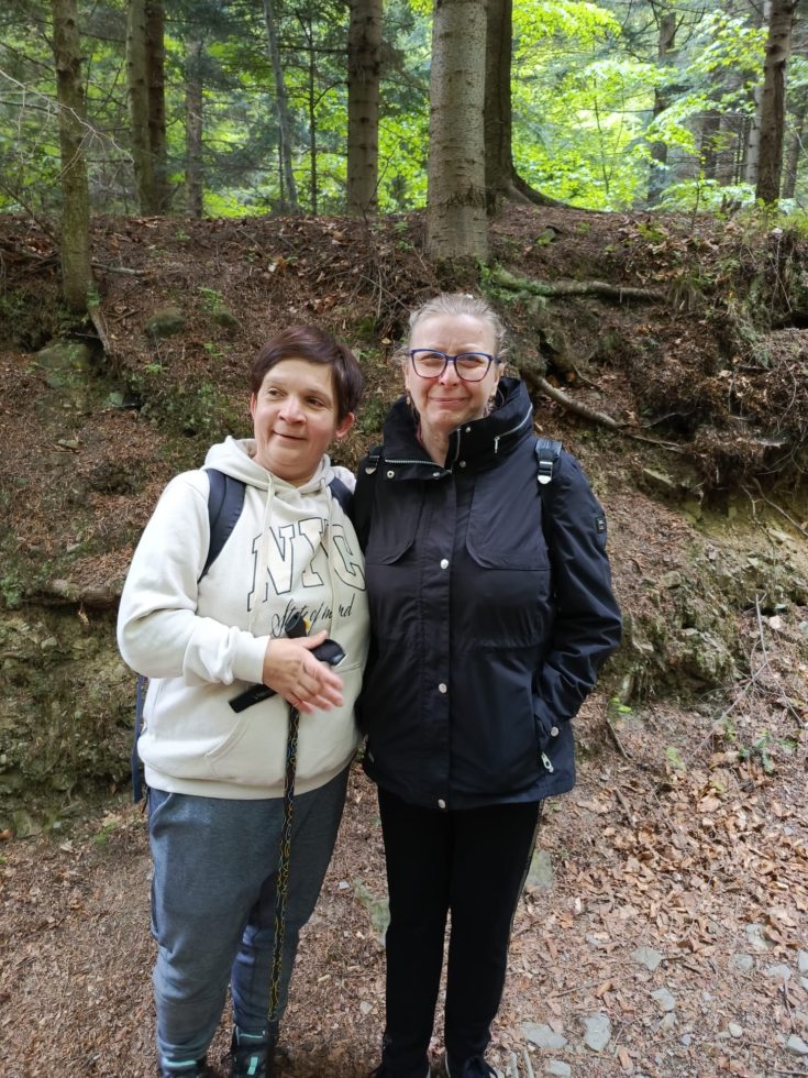 Na zdjęciu kobiety, uczestniczki Świetlicy Terapeutycznej podczas rajdu turystycznego, na szlaku.