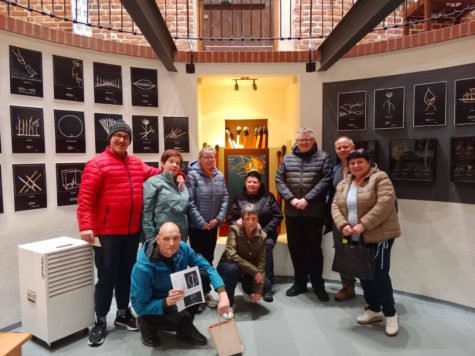 Na zdjęciu grupa uczestników Świetlicy Terapeutycznej wraz z opiekunami podczas wycieczki do Stajni Książęcych w Pszczynie.