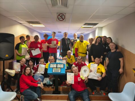 Na zdjęciu mężczyźni i kobiety uczestnicy Świetlic Terapeutycznych wraz z opiekunami w trakcie pamiątkowego zdjęcia po zawodach w kręgle.