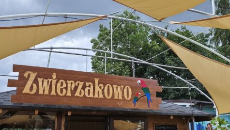 Na zdjęciu duży napis na drewnianej desce Zwierzakowo.