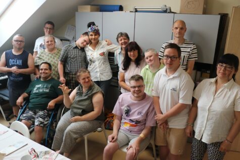 Na zdjęciu kobiety i mężczyźni uczestnicy Świetlicy Terapeutycznej wraz z kierowniczką świetlicy i kobietą zaproszoną jako gość.