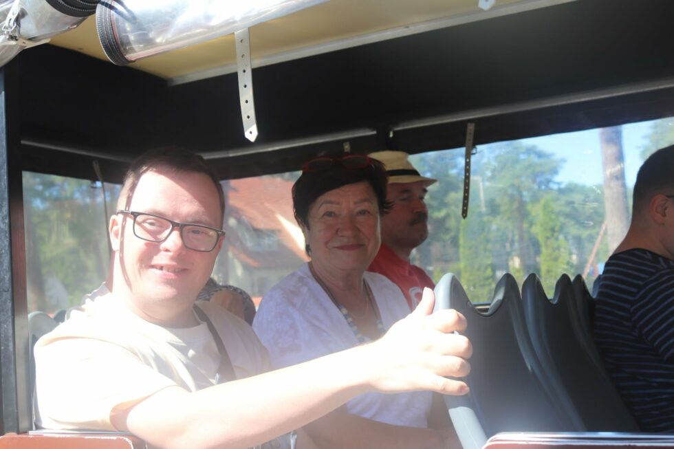 Ludzie w autobusie.